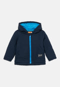 Marineblaue Steppjacke mit blauer Innenauskleidung, Reißverschluss vorne, zwei Fronttaschen und Kapuze. Mit einem Timberland-Logo an der Unterseite.