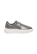 Metallisch silberner Sneaker mit runder Zehenpartie, strukturiertem Lederobermaterial, flachen Schnürsenkeln und einer dicken weißen Gummisohle mit kreisförmigen Akzenten.