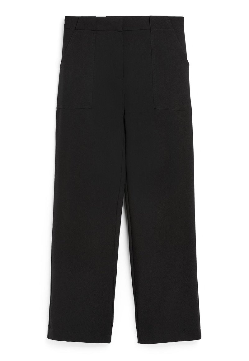 Schwarze weite Hosen aus einem glatten Material, mit zwei vorderen Taschen und einem hohen Bund, entworfen für eine lockere Passform.