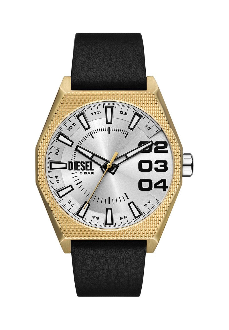 Sechseckige goldene Uhr mit silbernem Zifferblatt, schwarzem Lederarmband, fetten Zahlen 2-4 und der Marke Diesel, zeigt die Zeit 9:10:35.