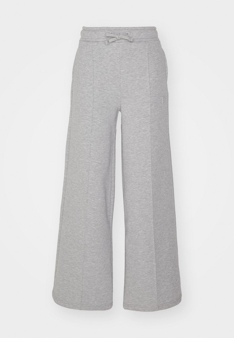 Graue weit geschnittene Hose aus einem weichen Baumwollgemisch, mit einem elastischen Bund und Zugband sowie dezenten seitlichen Nähten.