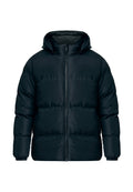 Schwarze gefütterte Jacke mit Reißverschluss, angenommener Kapuze und gesteppter Optik mit horizontalen Nähten für Isolierung.