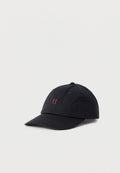 Schwarze Baseballkappe mit roter, aufgestickter römischer Zahl II auf der Vorderseite, vor weißem Hintergrund präsentiert.