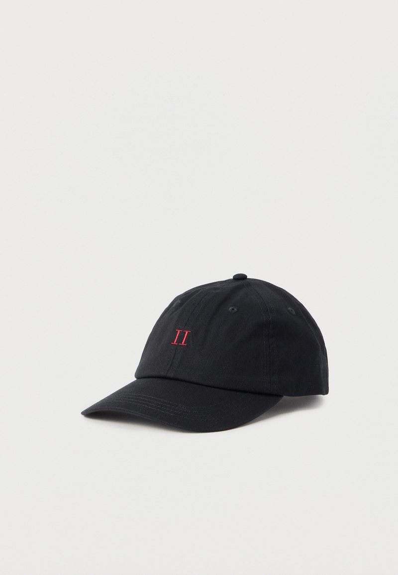 Schwarze Baseballkappe mit roter, aufgestickter römischer Zahl II auf der Vorderseite, vor weißem Hintergrund präsentiert.