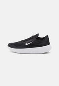 Schwarze Sportschuhe aus Mesh und synthetischem Material. Mit einem weißen Nike-Swoosh und einer kontrastierenden weißen Sohle. Niedriges Profil.