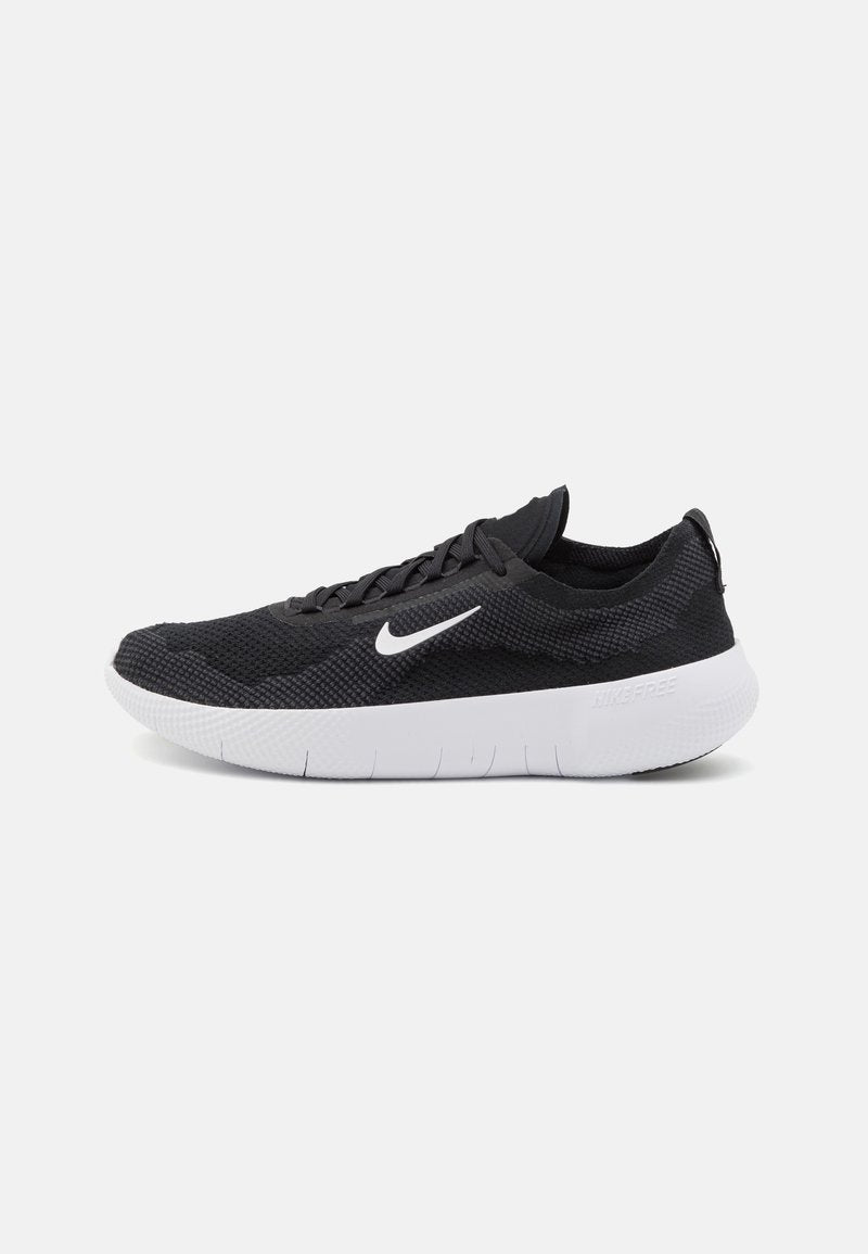 Schwarze Sportschuhe aus Mesh und synthetischem Material. Mit einem weißen Nike-Swoosh und einer kontrastierenden weißen Sohle. Niedriges Profil.