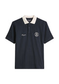 Marineblaues Poloshirt mit kurzen Ärmeln und vertikalen Streifen, weißem Kragen, zwei Knöpfen, "Marc O'Polo"-Logo auf der Brust und weißer bestickter Schrift.