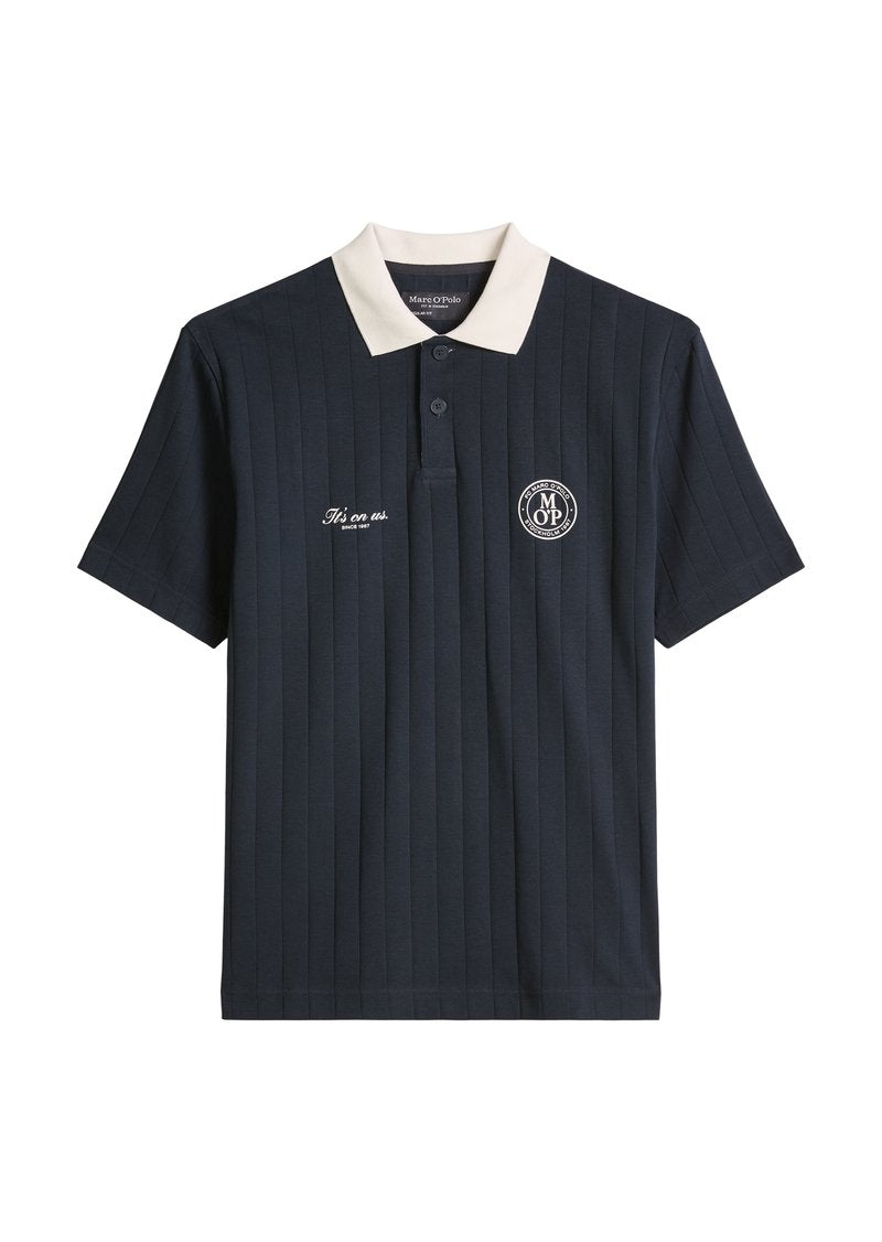 Marineblaues Poloshirt mit kurzen Ärmeln und vertikalen Streifen, weißem Kragen, zwei Knöpfen, "Marc O'Polo"-Logo auf der Brust und weißer bestickter Schrift.