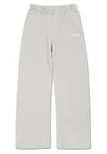 Hellgraue Jogginghose mit elastischem Bund, seitlichen Taschen, geraden Beinen und einem kleinen weißen Logo am linken Oberschenkel. Weiche Stoffstruktur.