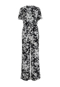 Schwarzer Jumpsuit mit einem weißen floralem Muster, kurzen Ärmeln, tiefem V-Ausschnitt und einem gebundenen Gürtel an der Taille. Weit geschnittenes Design mit glatter Textur.