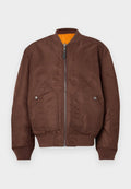 Braune Bomberjacke aus glattem Stoff, mit einem Frontreißverschluss, zwei seitlichen Taschen und gerippten Bündchen sowie Saum. Orangene Innenauskleidung sichtbar.