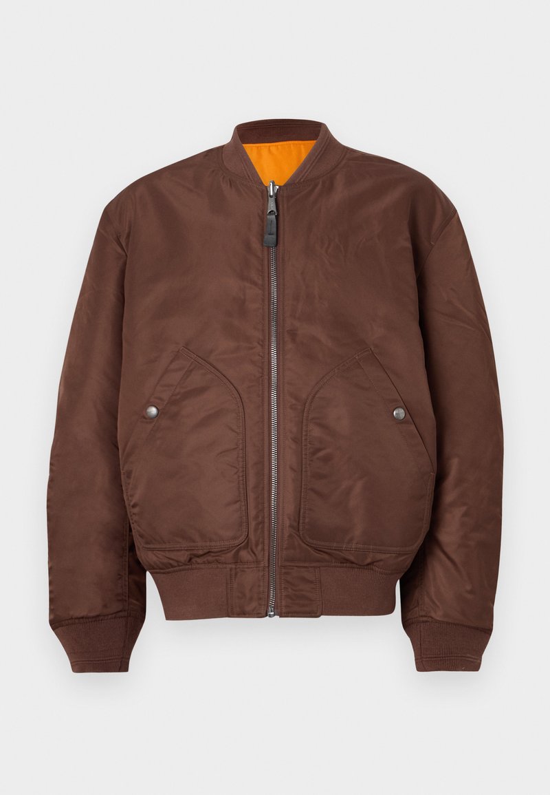 Braune Bomberjacke aus glattem Stoff, mit einem Frontreißverschluss, zwei seitlichen Taschen und gerippten Bündchen sowie Saum. Orangene Innenauskleidung sichtbar.