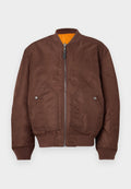 Braune Bomberjacke aus glattem Stoff, mit einem Frontreißverschluss, zwei seitlichen Taschen und gerippten Bündchen sowie Saum. Orangene Innenauskleidung sichtbar.