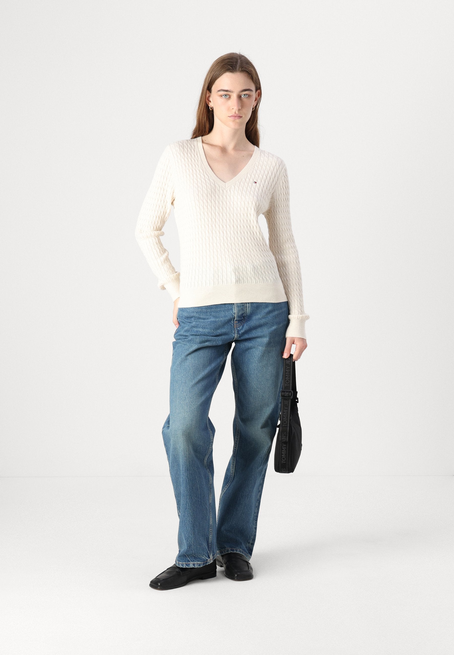 CABLE KNIT V NECK JUMPER Media 2