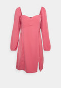 Rosa Satin-Kleid mit langen Puffärmeln, herzförmigem Ausschnitt und einem seitlichen Schlitz. Glatte Textur und enganliegender Oberteil mit einem fließenden Rock.