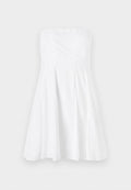 Ärmelloses weißes Kleid mit weitem Rock, das eine glatte Textur und Faltendetails aufweist. Hergestellt aus leichtem Stoff für eine lockere Passform.