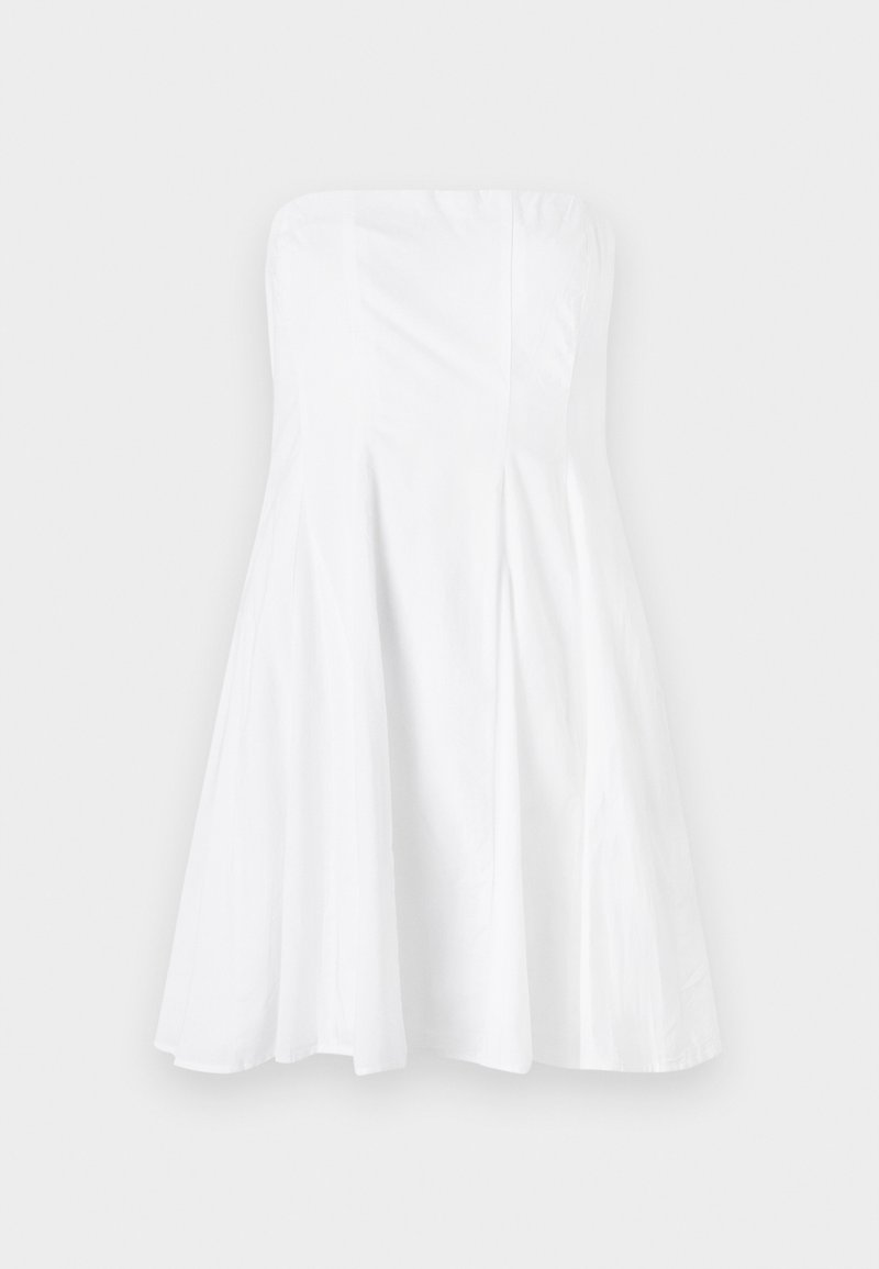 Ärmelloses weißes Kleid mit weitem Rock, das eine glatte Textur und Faltendetails aufweist. Hergestellt aus leichtem Stoff für eine lockere Passform.