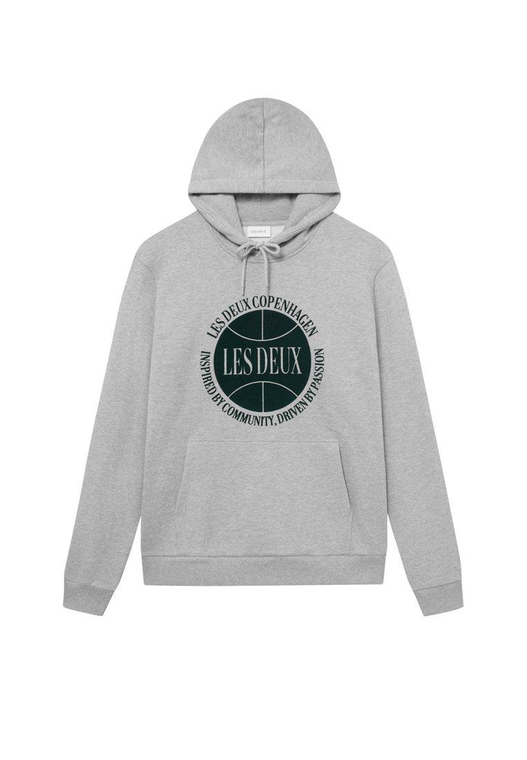 Grauer Baumwoll-Hoodie mit einer Fronttasche, Kapuze mit Kordelzug und einem runden Grafikdesign in dunkelgrüner Schrift mit "LES DEUX COPENHAGEN" und einem Slogan.