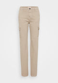 Beige Cargo-Hosen aus Baumwolle, mit Seitentaschen, geradem Bein Design und Knopfverschluss. Glatte Textur mit minimalen Nähten.