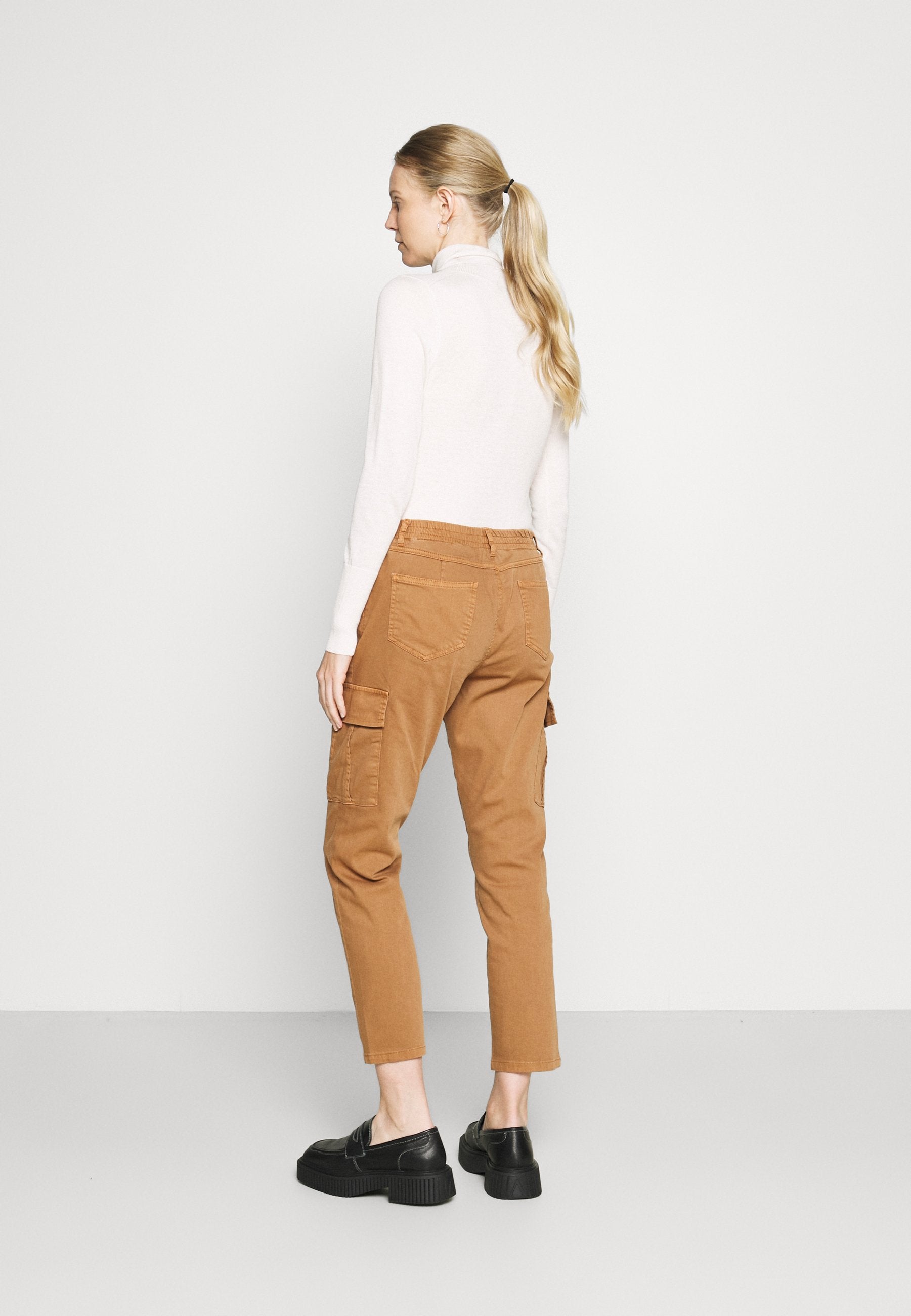 More & More TROUSER