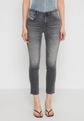 Schlanke graue Jeans mit einem ausgewaschenen Finish, verfügt über ein Fünf-Taschen-Design, Gürtelschlaufen und eine mittelhohe Taille. Glatte Denim-Oberfläche, klassischer Stil.