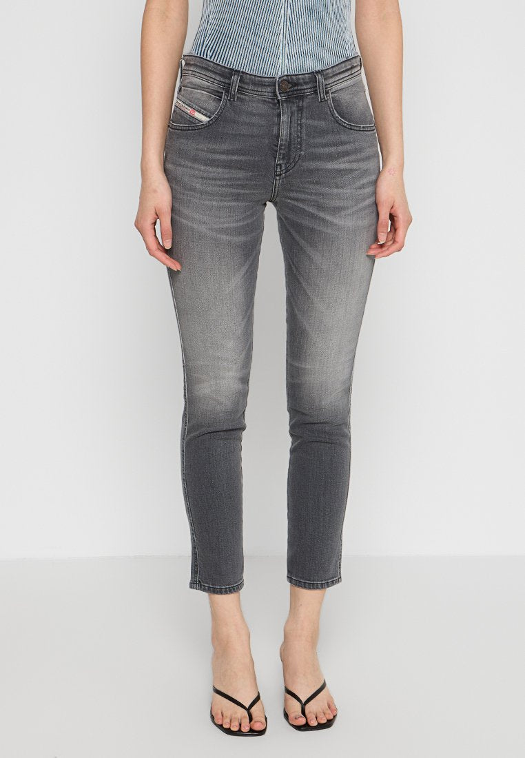 Schlanke graue Jeans mit einem ausgewaschenen Finish, verfügt über ein Fünf-Taschen-Design, Gürtelschlaufen und eine mittelhohe Taille. Glatte Denim-Oberfläche, klassischer Stil.