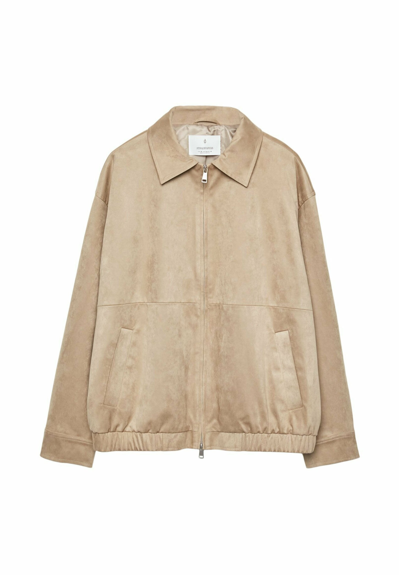 Beige Kunstveloursjacke mit Reißverschluss vorne, großem Kragen, Taschen an den Seiten sowie elastischem Saum und Bündchen. Weicher Stoff, lockere Passform.