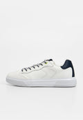 Weißer Low-Top-Sneaker mit navyfarbenem Fersenlasche, schwarz-weiß gestreiften Schnürsenkeln und einer dicken weißen Sohle vor einem einfarbigen Hintergrund.