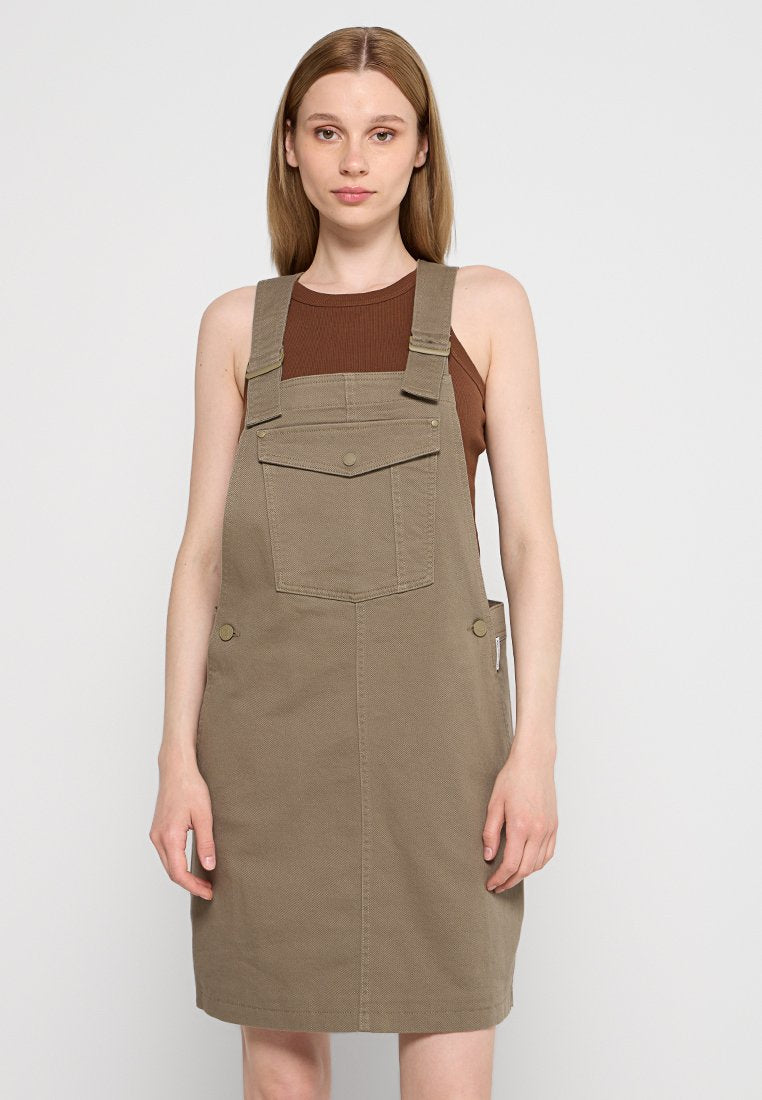 Khaki Denim-Latzkleid mit verstellbaren Trägern, Brusttasche und seitlichen Knöpfen. Strukturierter Stoff, knielanges Design.