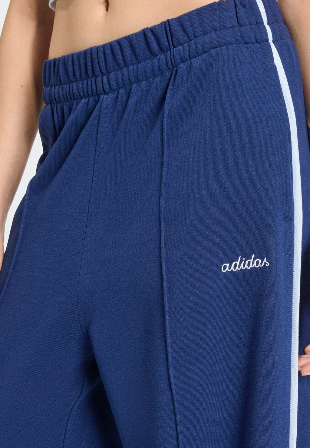 adidas Sportswear SEASONAL ESSENTIALS COLORPOP WITH EMBROIDERED GRAPHIC