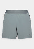 Graue Sportshorts mit einem elastischen Bund, ausgestattet mit einem schwarzen Nike-Logo auf der unteren rechten Seite. Hergestellt aus leichtem, strukturiertem Stoff.