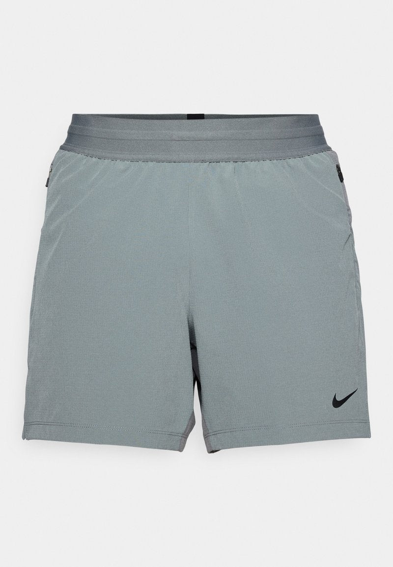 Graue Sportshorts mit einem elastischen Bund, ausgestattet mit einem schwarzen Nike-Logo auf der unteren rechten Seite. Hergestellt aus leichtem, strukturiertem Stoff.