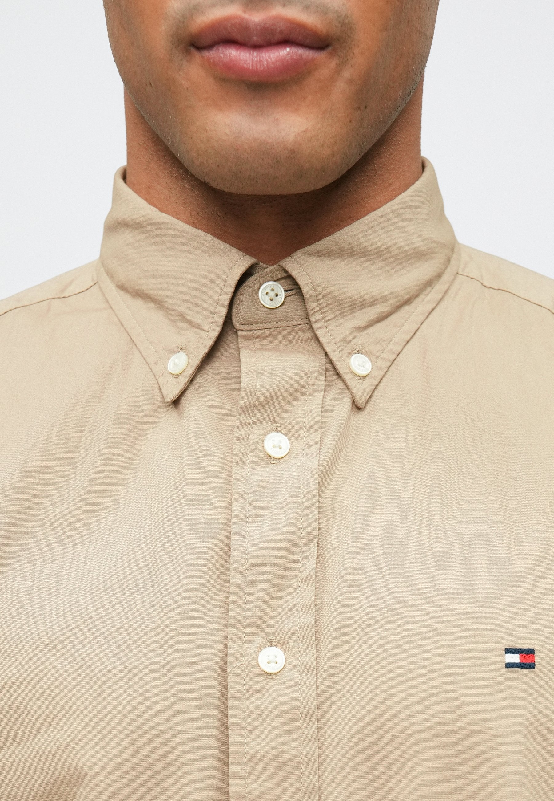 FLEX POPLIN SOLID CORE ESSENTIALS Media 6