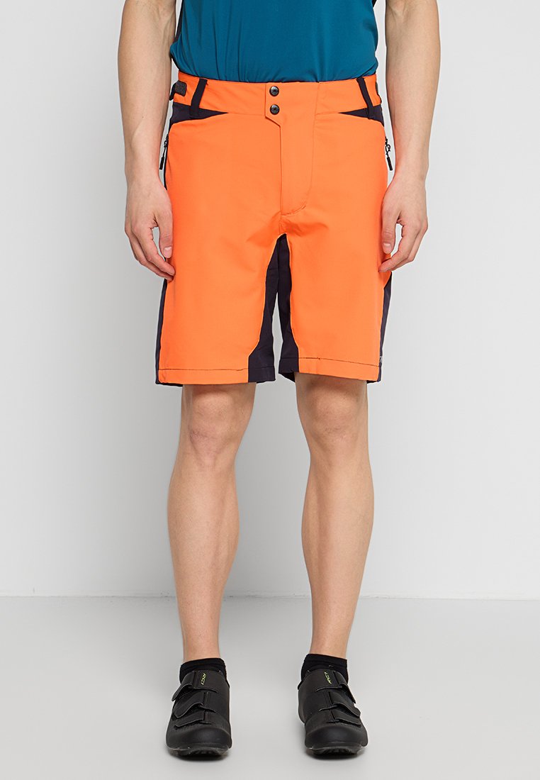 Orange Cargo-Shorts mit navyfarbenen Akzenten, aus leichtem Stoff gefertigt, mit zwei Knöpfen und seitlichen Taschen für Funktionalität.