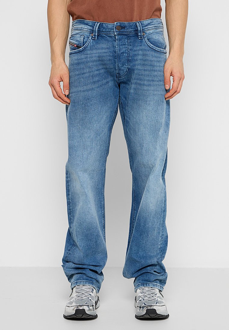 Hellblaue Jeans aus Denim mit geradem Schnitt, ausgestattet mit einem klassischen Fünf-Taschen-Design, gestickten Akzenten und einem Knopfverschluss.