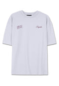 Weißes Baumwoll-T-Shirt mit kurzen Ärmeln, Rundhalsausschnitt und burgunderrotem gesticktem Text: "Whispers of Gold" und "Pegador."