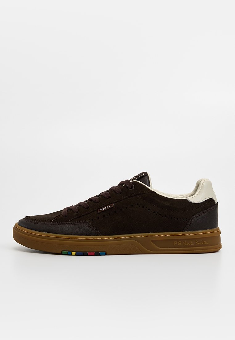 Braune Wildleder-Sneaker mit cremefarbenem Fersenverstärker, braunen Schnürsenkeln und kontrastierendem, mehrfarbigem Detail an der Sohle. Mit perforiertem Design.