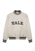 Weißer Satin-Bomberjacke mit schwarzen vertikalen Streifen, ausgestattet mit dem Schriftzug "YALE" in fetter Schrift, gerippten schwarzen Bündchen und einem Druckknopfverschluss.