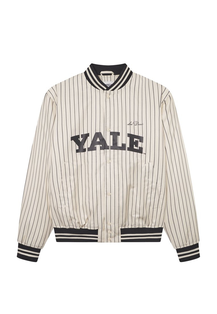 Weißer Satin-Bomberjacke mit schwarzen vertikalen Streifen, ausgestattet mit dem Schriftzug "YALE" in fetter Schrift, gerippten schwarzen Bündchen und einem Druckknopfverschluss.