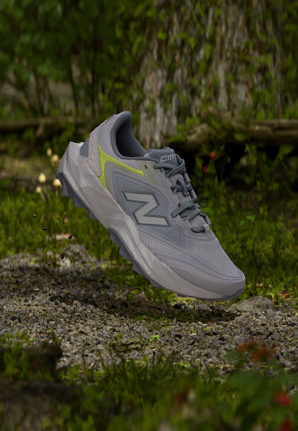 New Balance TEKTREL UTILITY - Trail running shoes - truffle salt/alkaline green