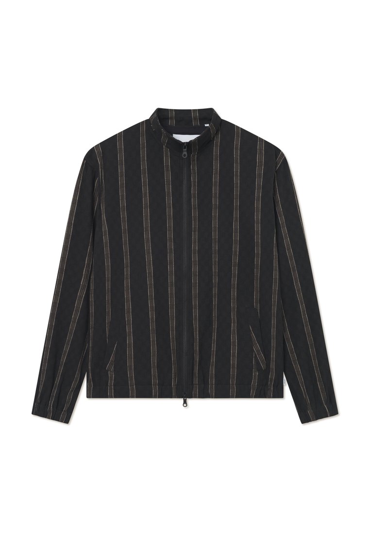 Schwarze Jacke mit hohem Kragen, dünnen vertikalen Streifen in Braun, Reißverschluss, zwei Seitentaschen und leichtem Stoff.}}