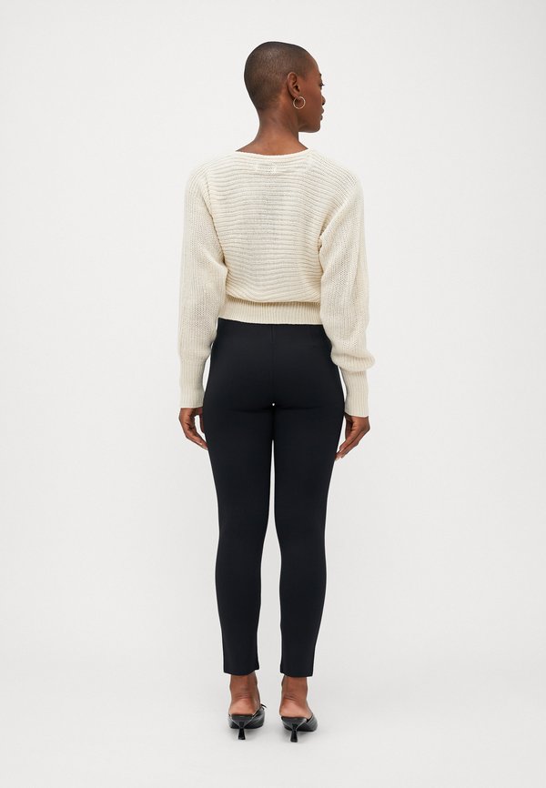 ONLY Petite ONLNINA V NECK