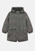 Schwarz gefütterte Regenjacke mit Blumenmuster und Kapuze, ausgestattet mit zwei vorderen Taschen und einem Knopfverschluss. Hergestellt aus leichtem, strukturiertem Material.