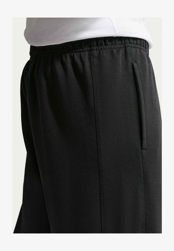 Nike Sportswear M NK CLUB VARSITY JOGGER - Tracksuit bottoms - black/black/(white)