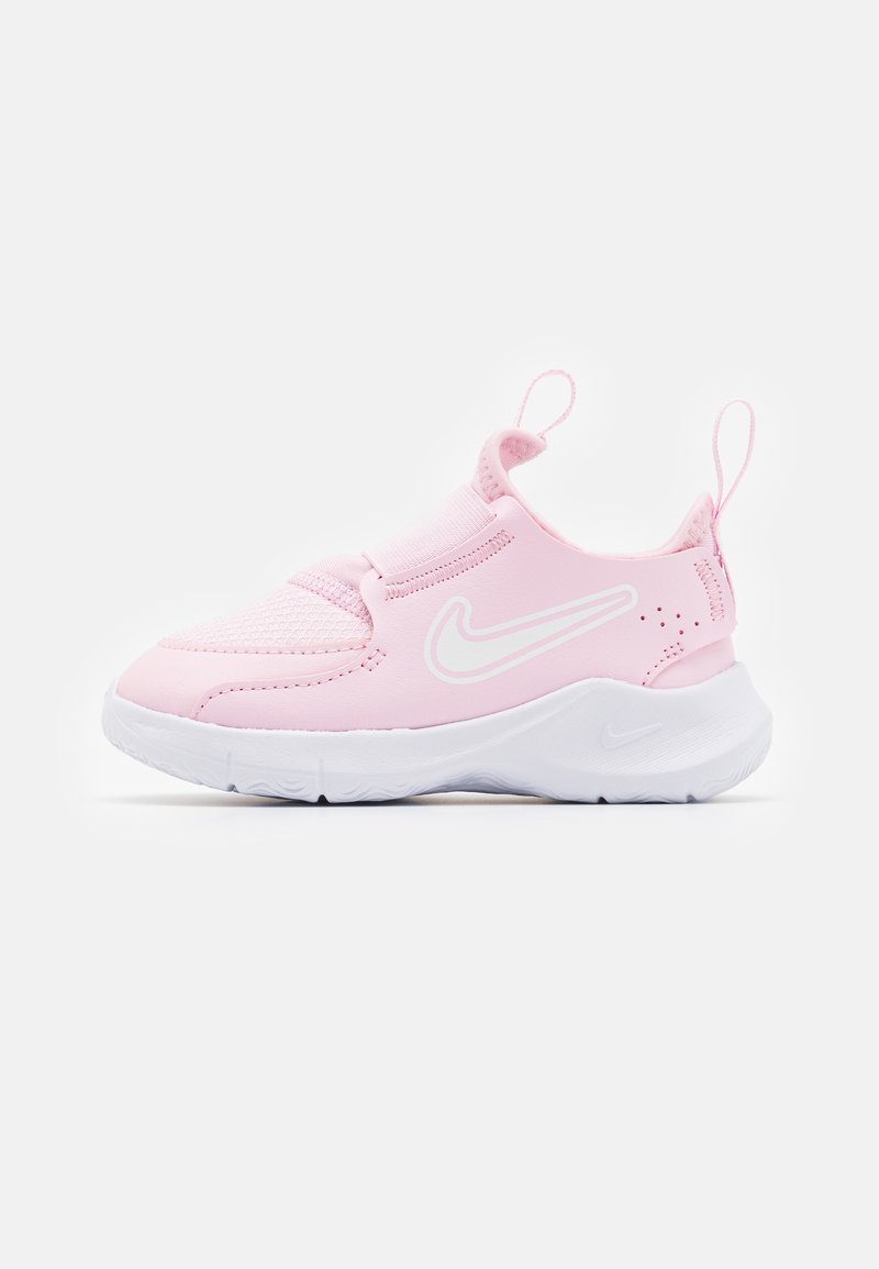 Hellrosa Sportschuhe mit einem glatten synthetischen Obermaterial, elastischem Band und weißer Gummisohle. Mit einem weißen Nike-Logo an der Seite.