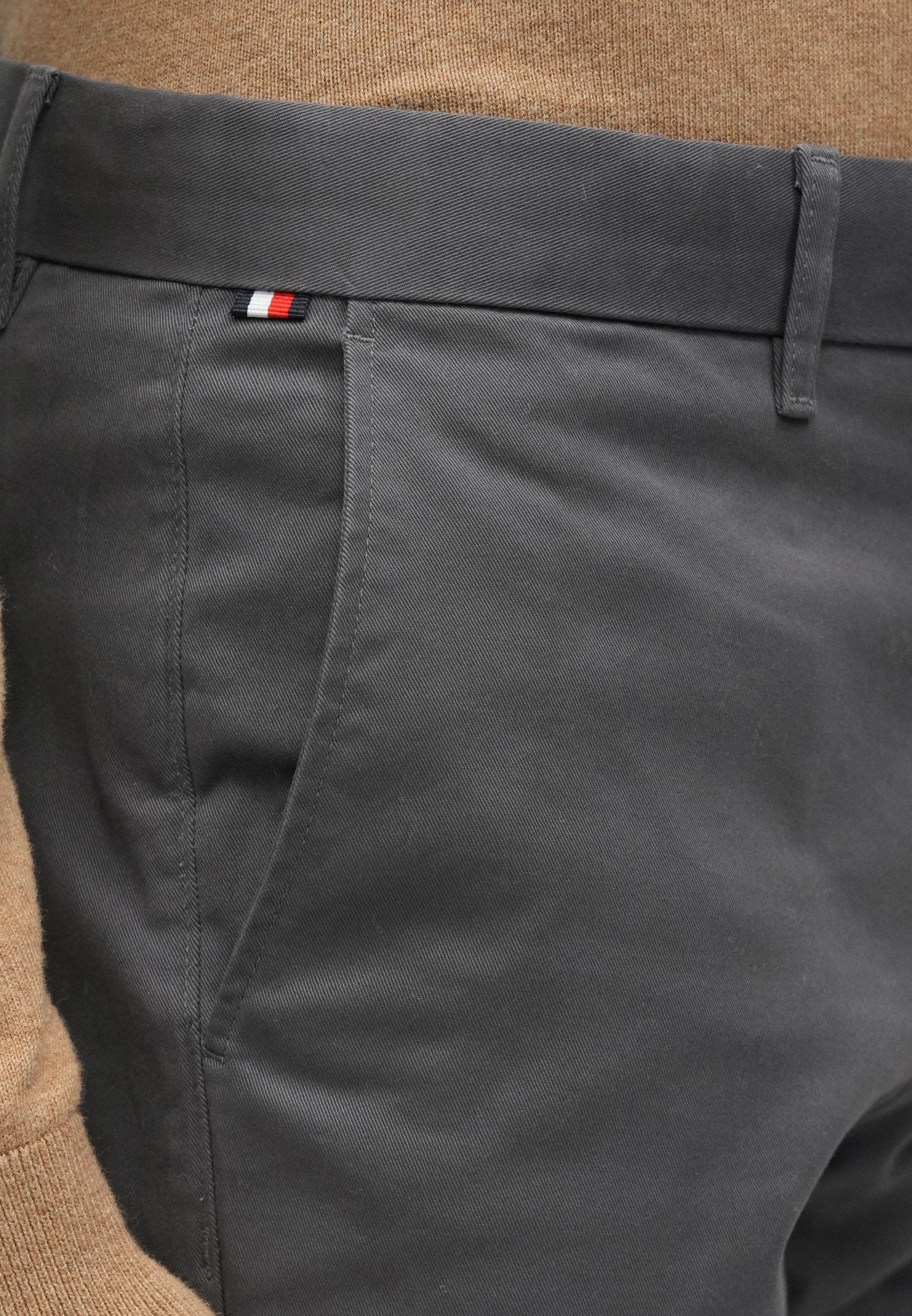 1985 BLEECKER SLIM FIT CHINOS Media 6