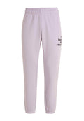 Helle lavendelfarbene Sweatpants mit elastischem Bund, elastischen Bündchen und einem bedruckten schwarzen Textdetail auf der Vorderseite. Weicher Stoff.