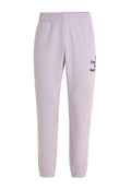 Helle lavendelfarbene Sweatpants mit elastischem Bund, elastischen Bündchen und einem bedruckten schwarzen Textdetail auf der Vorderseite. Weicher Stoff.