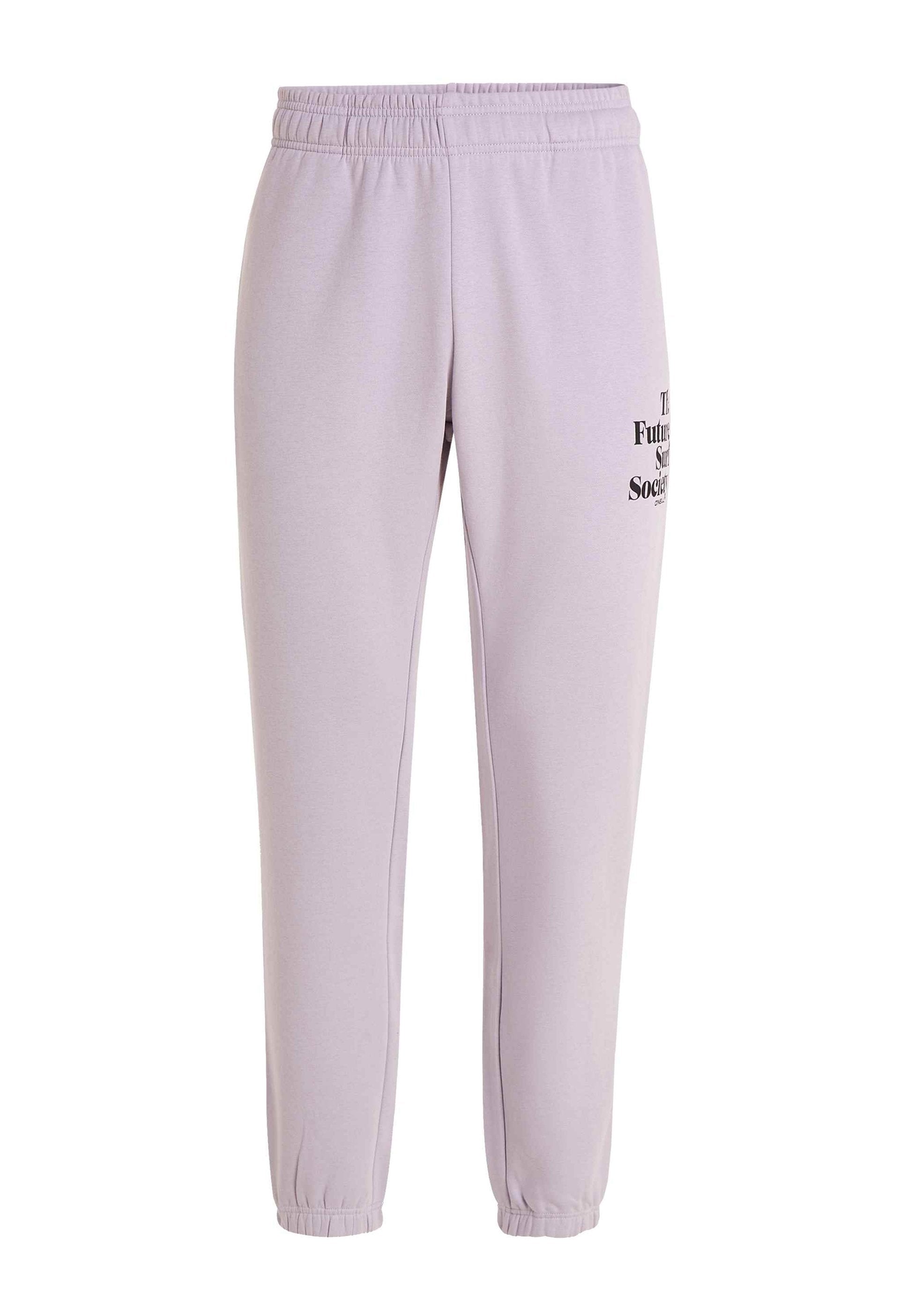 Helle lavendelfarbene Sweatpants mit elastischem Bund, elastischen Bündchen und einem bedruckten schwarzen Textdetail auf der Vorderseite. Weicher Stoff.