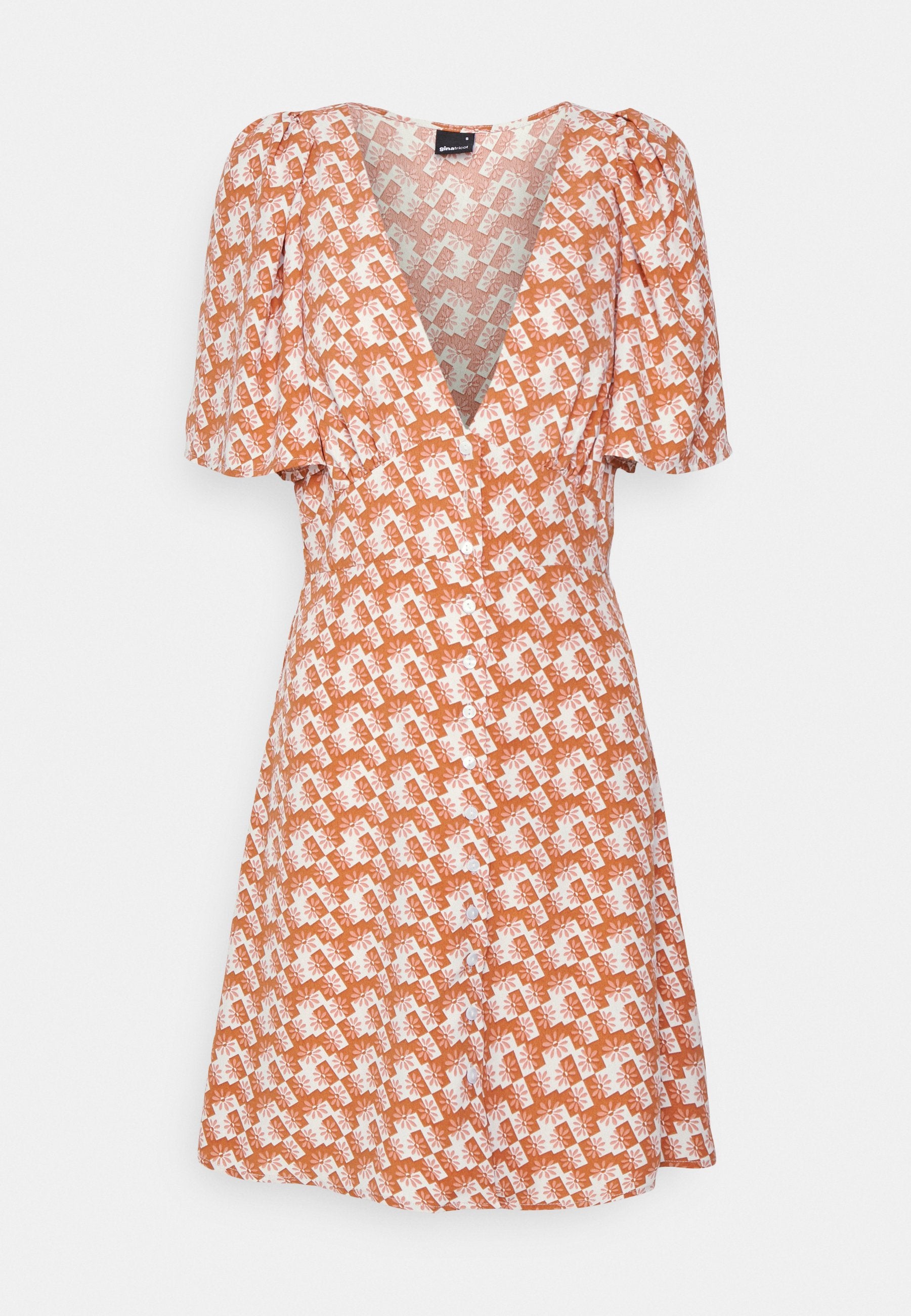 Kurzes, orange-weiß gemustertes Kleid mit V-Ausschnitt, Knopfleiste und ausgestelltem Saum, aus leichtem Stoff gefertigt.